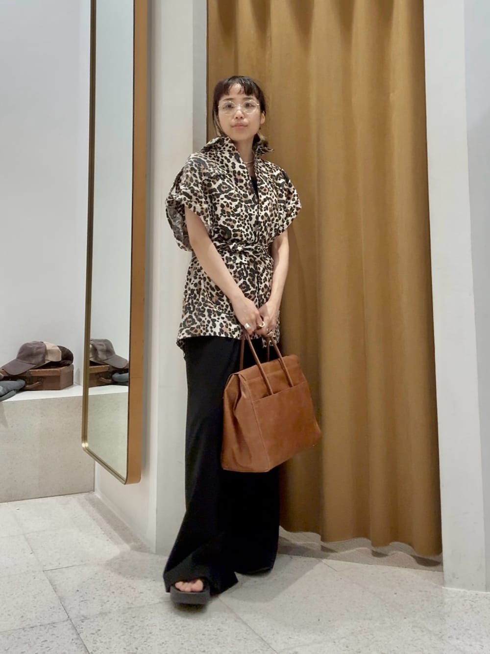 「大人カジュアル、モノトーン、最近のいい感じコーデ、オトナカジュアル、春服コーデ、春服、休日スタイル、ラフコーデ、お出かけコーデ、モノトーンコーデ、きれいめコーディネート、ブラウン、春色、40代ファッション、レオパード」｜「Whim Gazetteの【Hoaw.】ヴィンテージ加工フラップボストンバッグ（ボストンバッグ、イエロー系）」を使った、ODAKAさん（骨格ナチュラル・レディース・153cm）の春コーディネートの2枚目の写真