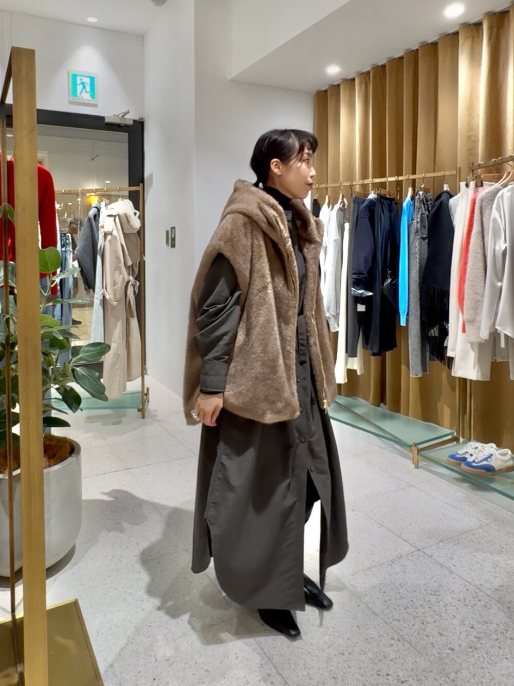 ブラウン系のその他アウター、ブラック系のTシャツ/カットソー、グレー系のワンピースを着用したレディースの秋コーディネートの3枚目の写真