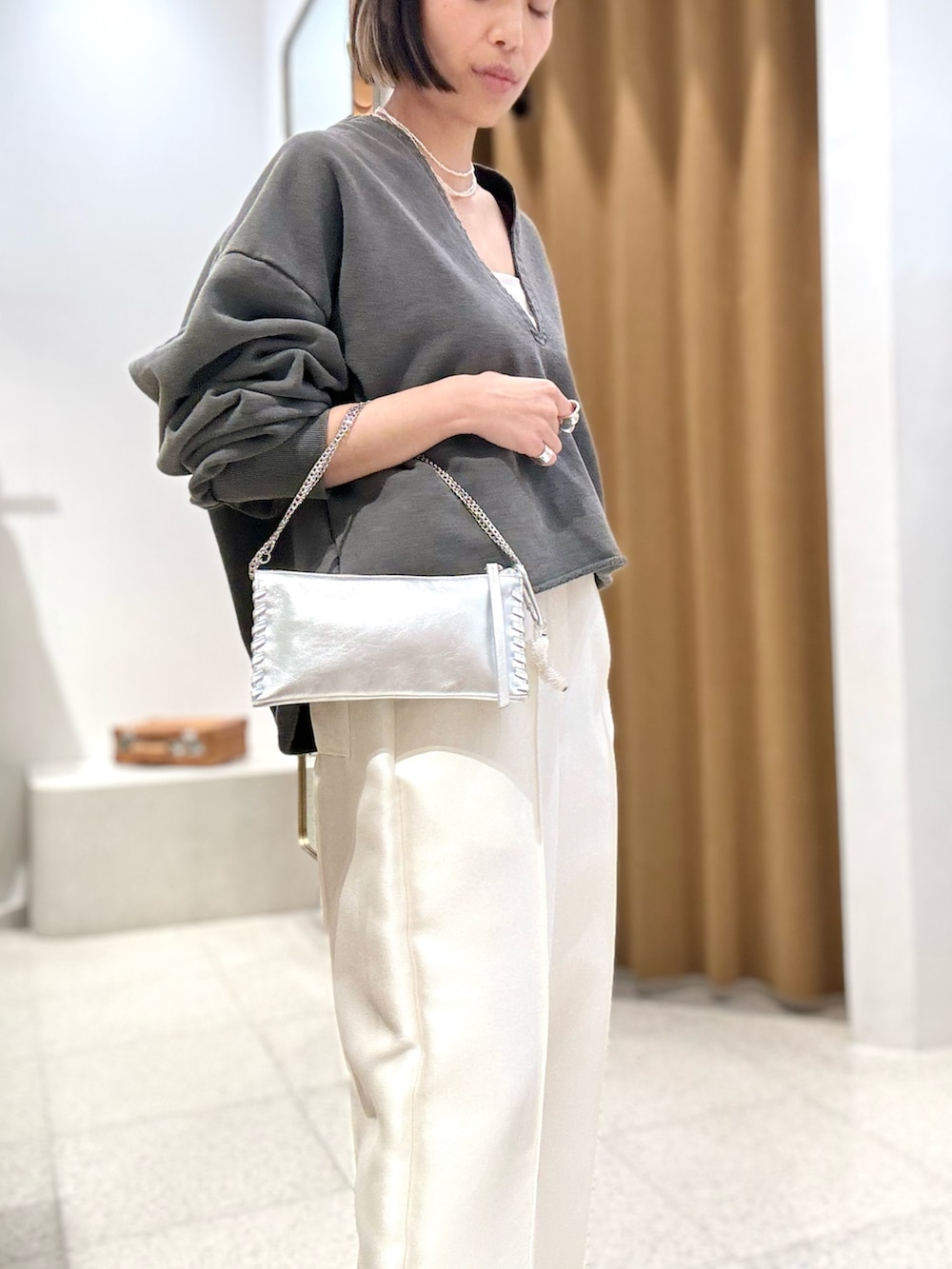 「春コーデ、春めき満開コーデ、おでかけコーデ、オトナカジュアル、シンプルスタイル、大人ファッション、パンツスタイル、大人コーデ、春服コーデ、スウェット、スウェットコーデ、ホワイトパンツ、パンツコーデ、きれいめカジュアル、キレイめカジュアル」｜「Whim GazetteのピグメントスウェットVプルオーバー（スウェット、グレー系）」を使った、ODAKAさん（レディース・153cm）の春コーディネートの6枚目の写真