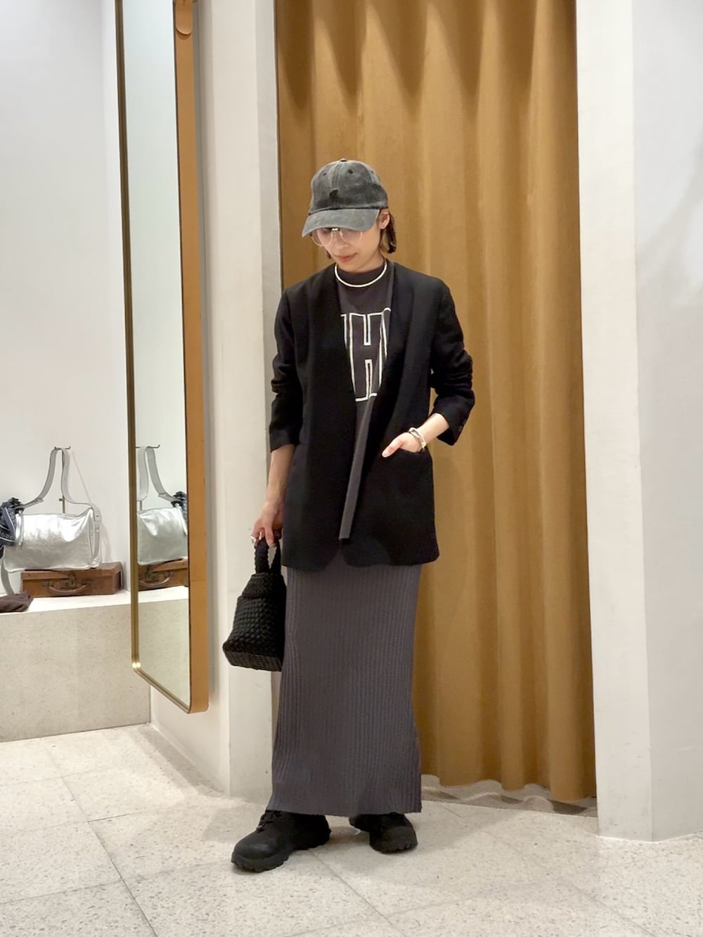 「春コーデ、おでかけコーデ、はるコーデ、ブルべ冬、大人カジュアル、ニットスカート、ジャケットスタイル、ロゴT、Tシャツ、Tシャツコーデ、キャップ、ワントーンコーデ、カジュアルコーデ、休日、ジャケット」｜「THE PAUSEの【THE PAUSE】バイオウォッシュキャップ（キャップ、ブラック系）」を使った、ODAKAさん（骨格ナチュラル・レディース・153cm）の春コーディネートの7枚目の写真