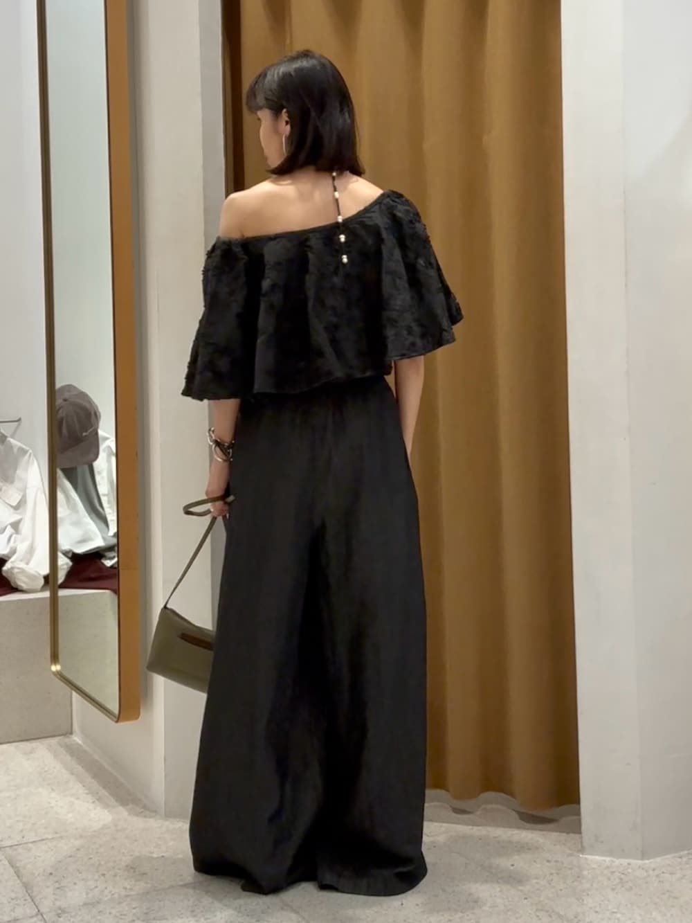 「モノトーン、お出かけコーデ、低身長コーデ、デートコーデ、夏服コーデ、大人コーデ、デニム、オールインワン、刺繍、オフショル、オフショルダー、ブラックコーデ、カジュアルガーリー、パンツスタイル、ショルダーバッグ」｜「Whim Gazetteのエンブロイダリージャンプスーツ（つなぎ/オールインワン、ブラック系）」を使った、ODAKAさん（レディース・153cm）の春コーディネートの3枚目の写真