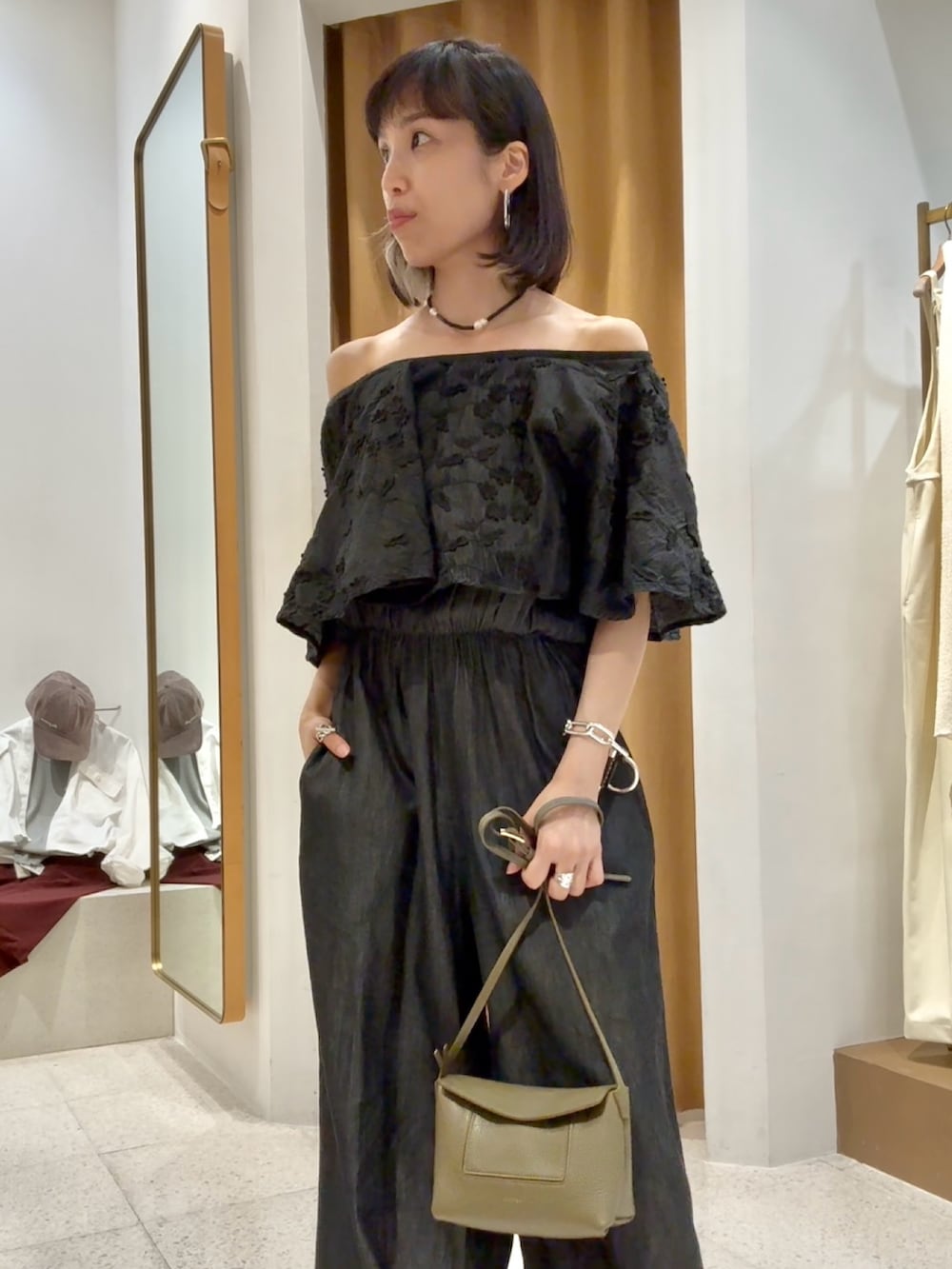 「モノトーン、お出かけコーデ、低身長コーデ、デートコーデ、夏服コーデ、大人コーデ、デニム、オールインワン、刺繍、オフショル、オフショルダー、ブラックコーデ、カジュアルガーリー、パンツスタイル、ショルダーバッグ」｜「Whim Gazetteのエンブロイダリージャンプスーツ（つなぎ/オールインワン、ブラック系）」を使った、ODAKAさん（レディース・153cm）の春コーディネートの8枚目の写真