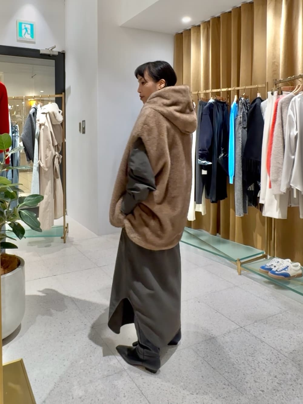 ブラウン系のその他アウター、ブラック系のTシャツ/カットソー、グレー系のワンピースを着用したレディースの秋コーディネートの6枚目の写真