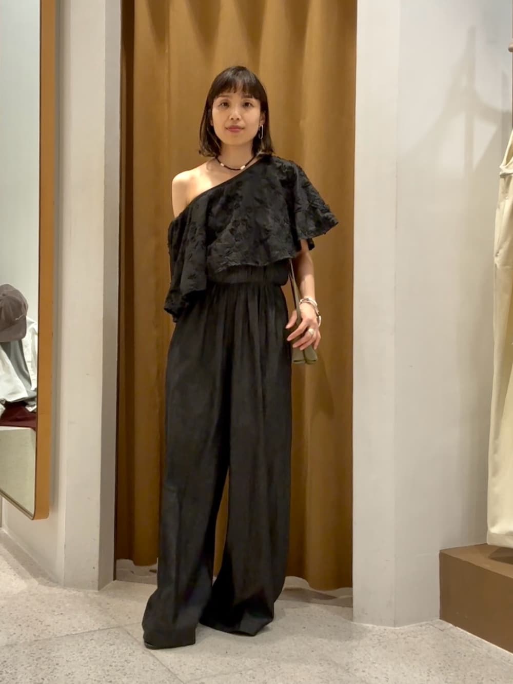 「モノトーン、お出かけコーデ、低身長コーデ、デートコーデ、夏服コーデ、大人コーデ、デニム、オールインワン、刺繍、オフショル、オフショルダー、ブラックコーデ、カジュアルガーリー、パンツスタイル、ショルダーバッグ」｜「Whim Gazetteのエンブロイダリージャンプスーツ（つなぎ/オールインワン、ブラック系）」を使った、ODAKAさん（レディース・153cm）の春コーディネートの5枚目の写真