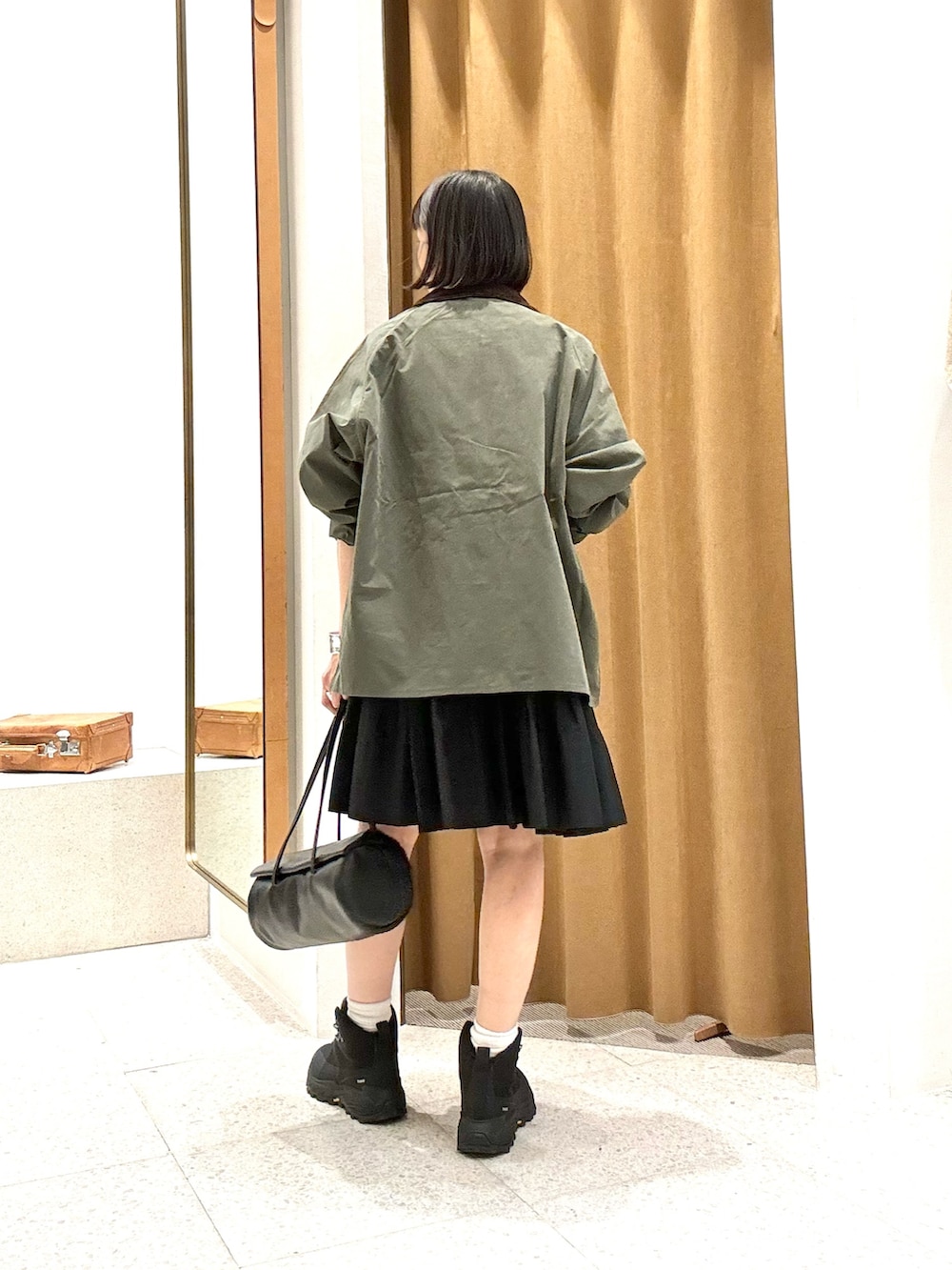 「春服コーデ、シンプルスタイル、低身長女子、アウター、アウターコーデ、ミニワンピ、骨格ナチュラル、ブルベ冬、大人カジュアル、barbour、バブアー、40代ファッション、153cmコーデ、153cm、春アウター」｜「Whim Gazetteの【Hoaw.】横長シリンダーバッグ（ハンドバッグ、ブラック系）」を使った、ODAKAさん（骨格ナチュラル・レディース・153cm）の春コーディネートの3枚目の写真