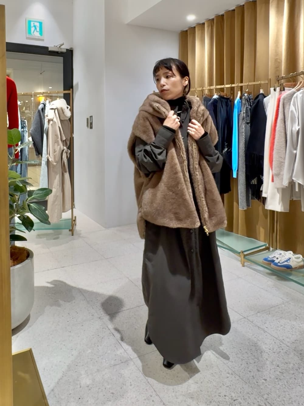 ブラウン系のその他アウター、ブラック系のTシャツ/カットソー、グレー系のワンピースを着用したレディースの秋コーディネートの2枚目の写真