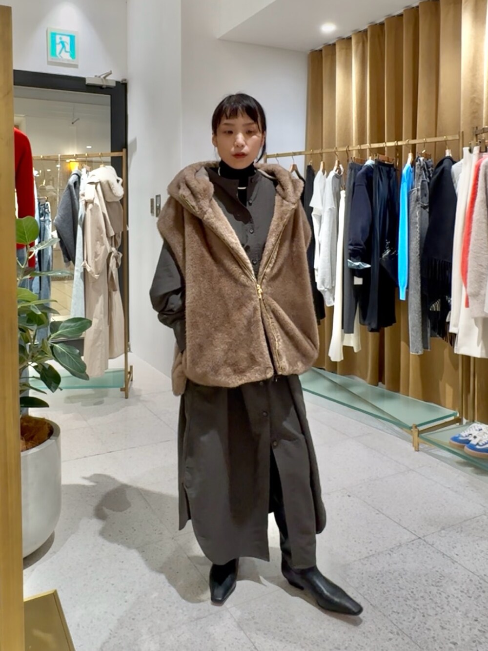 ブラウン系のその他アウター、ブラック系のTシャツ/カットソー、グレー系のワンピースを着用したレディースの秋コーディネートの7枚目の写真