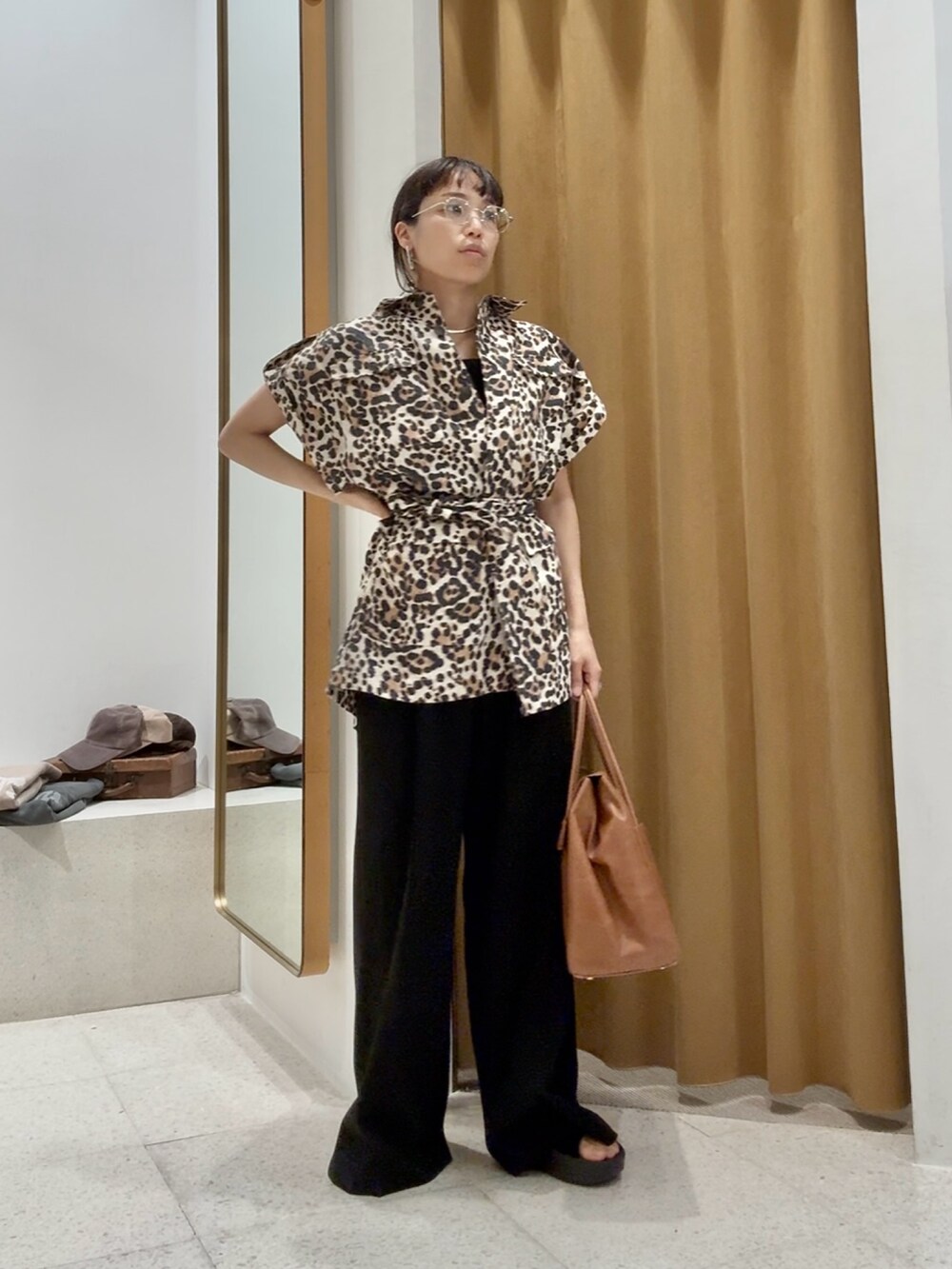 「大人カジュアル、モノトーン、最近のいい感じコーデ、オトナカジュアル、春服コーデ、春服、休日スタイル、ラフコーデ、お出かけコーデ、モノトーンコーデ、きれいめコーディネート、ブラウン、春色、40代ファッション、レオパード」｜「Whim Gazetteの【Hoaw.】ヴィンテージ加工フラップボストンバッグ（ボストンバッグ、イエロー系）」を使った、ODAKAさん（骨格ナチュラル・レディース・153cm）の春コーディネートの5枚目の写真