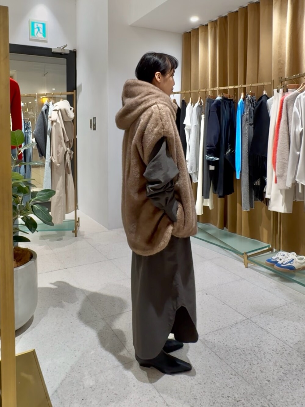 ブラウン系のその他アウター、ブラック系のTシャツ/カットソー、グレー系のワンピースを着用したレディースの秋コーディネートの4枚目の写真