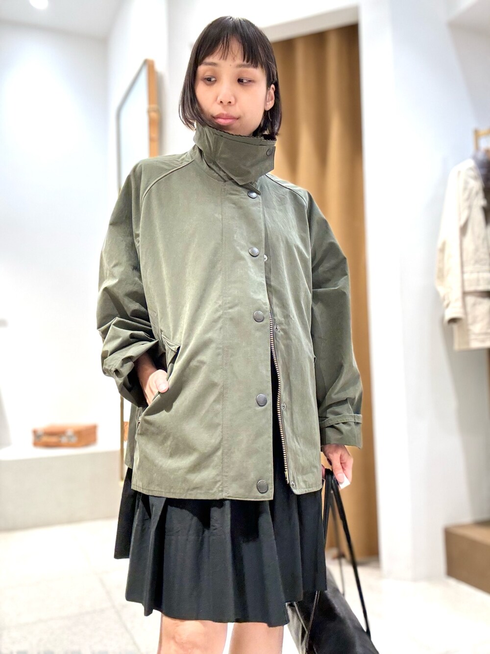 「春服コーデ、シンプルスタイル、低身長女子、アウター、アウターコーデ、ミニワンピ、骨格ナチュラル、ブルベ冬、大人カジュアル、barbour、バブアー、40代ファッション、153cmコーデ、153cm、春アウター」｜「Whim Gazetteの【Hoaw.】横長シリンダーバッグ（ハンドバッグ、ブラック系）」を使った、ODAKAさん（骨格ナチュラル・レディース・153cm）の春コーディネートの9枚目の写真