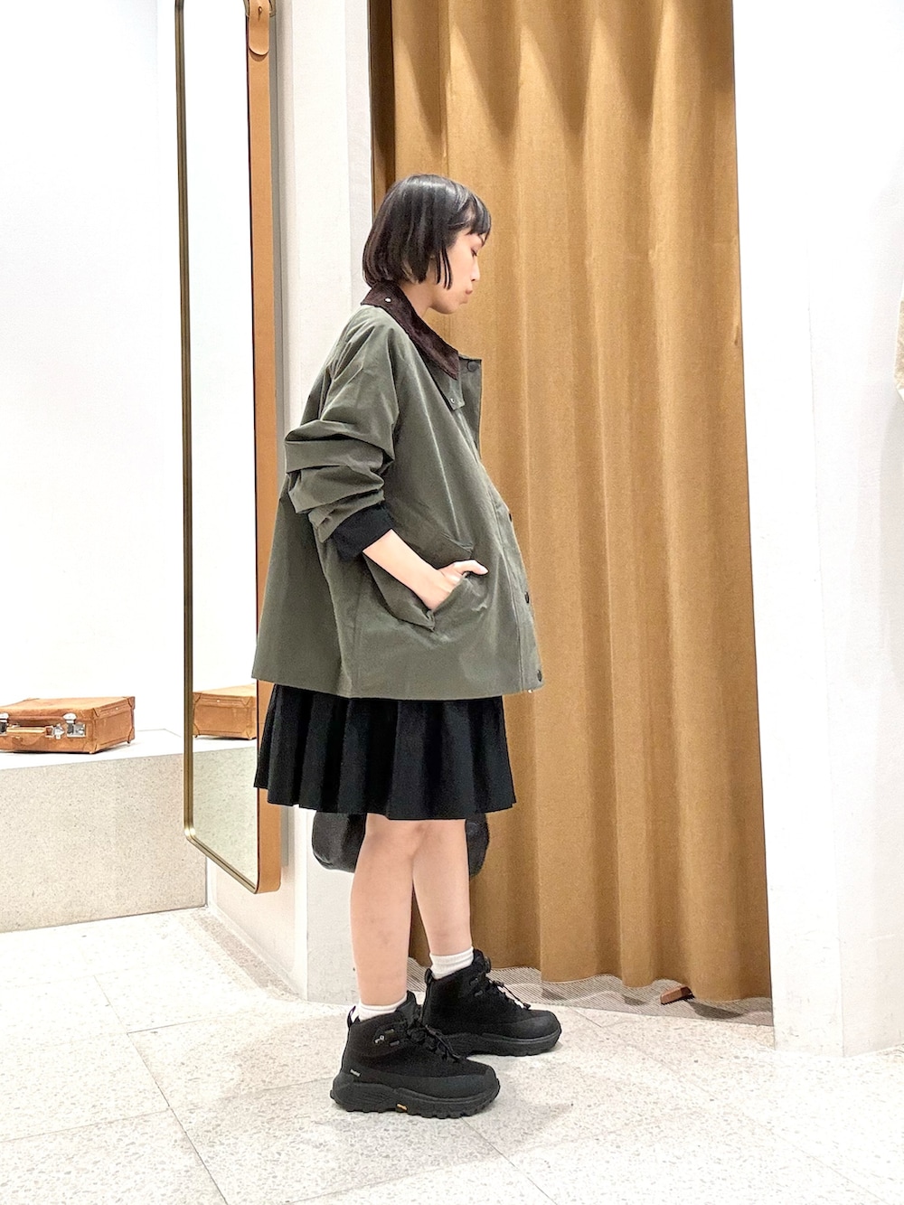 「春服コーデ、シンプルスタイル、低身長女子、アウター、アウターコーデ、ミニワンピ、骨格ナチュラル、ブルベ冬、大人カジュアル、barbour、バブアー、40代ファッション、153cmコーデ、153cm、春アウター」｜「Whim Gazetteの【Hoaw.】横長シリンダーバッグ（ハンドバッグ、ブラック系）」を使った、ODAKAさん（骨格ナチュラル・レディース・153cm）の春コーディネートの2枚目の写真