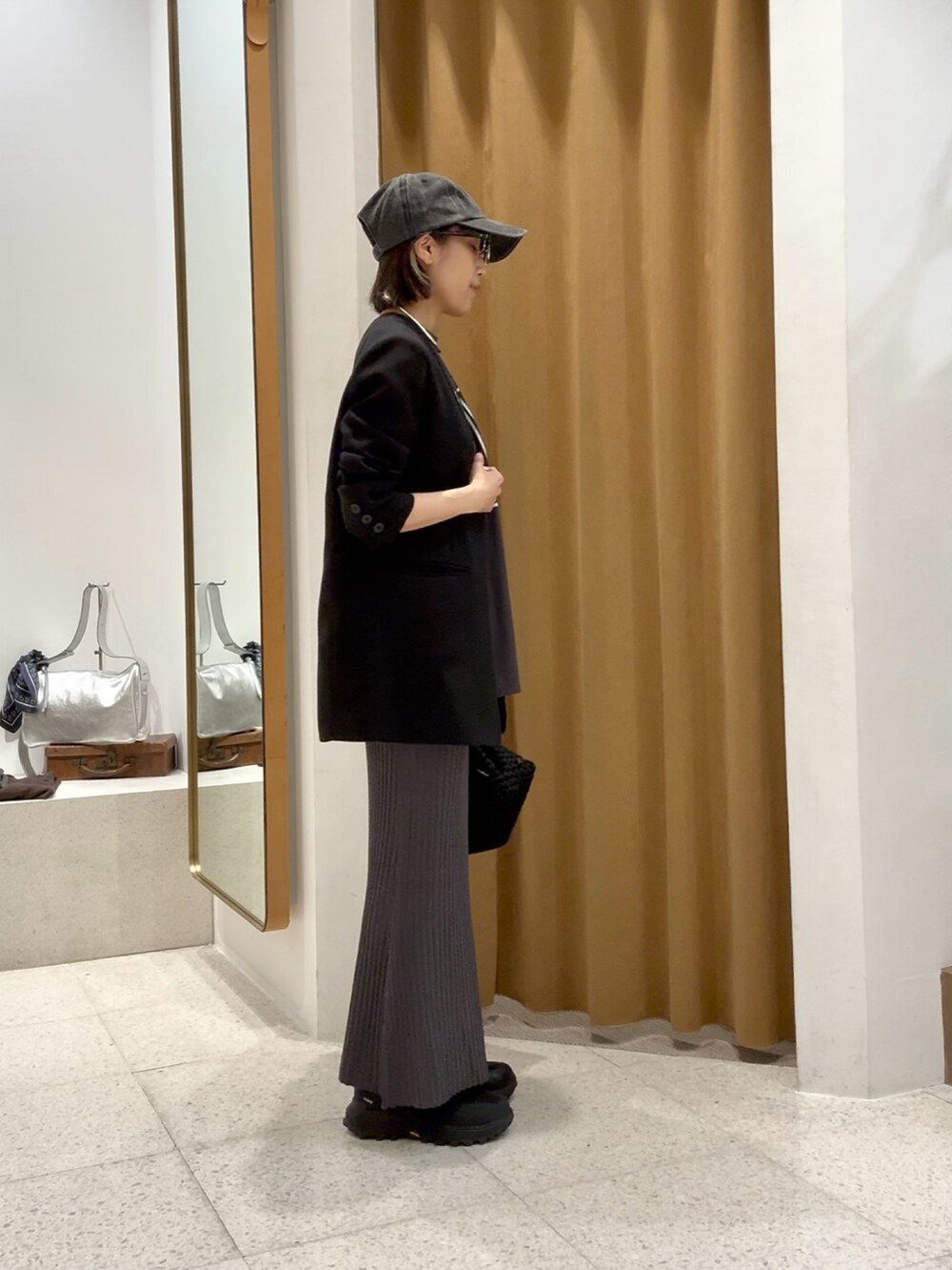 「春コーデ、おでかけコーデ、はるコーデ、ブルべ冬、大人カジュアル、ニットスカート、ジャケットスタイル、ロゴT、Tシャツ、Tシャツコーデ、キャップ、ワントーンコーデ、カジュアルコーデ、休日、ジャケット」｜「THE PAUSEの【THE PAUSE】バイオウォッシュキャップ（キャップ、ブラック系）」を使った、ODAKAさん（骨格ナチュラル・レディース・153cm）の春コーディネートの2枚目の写真