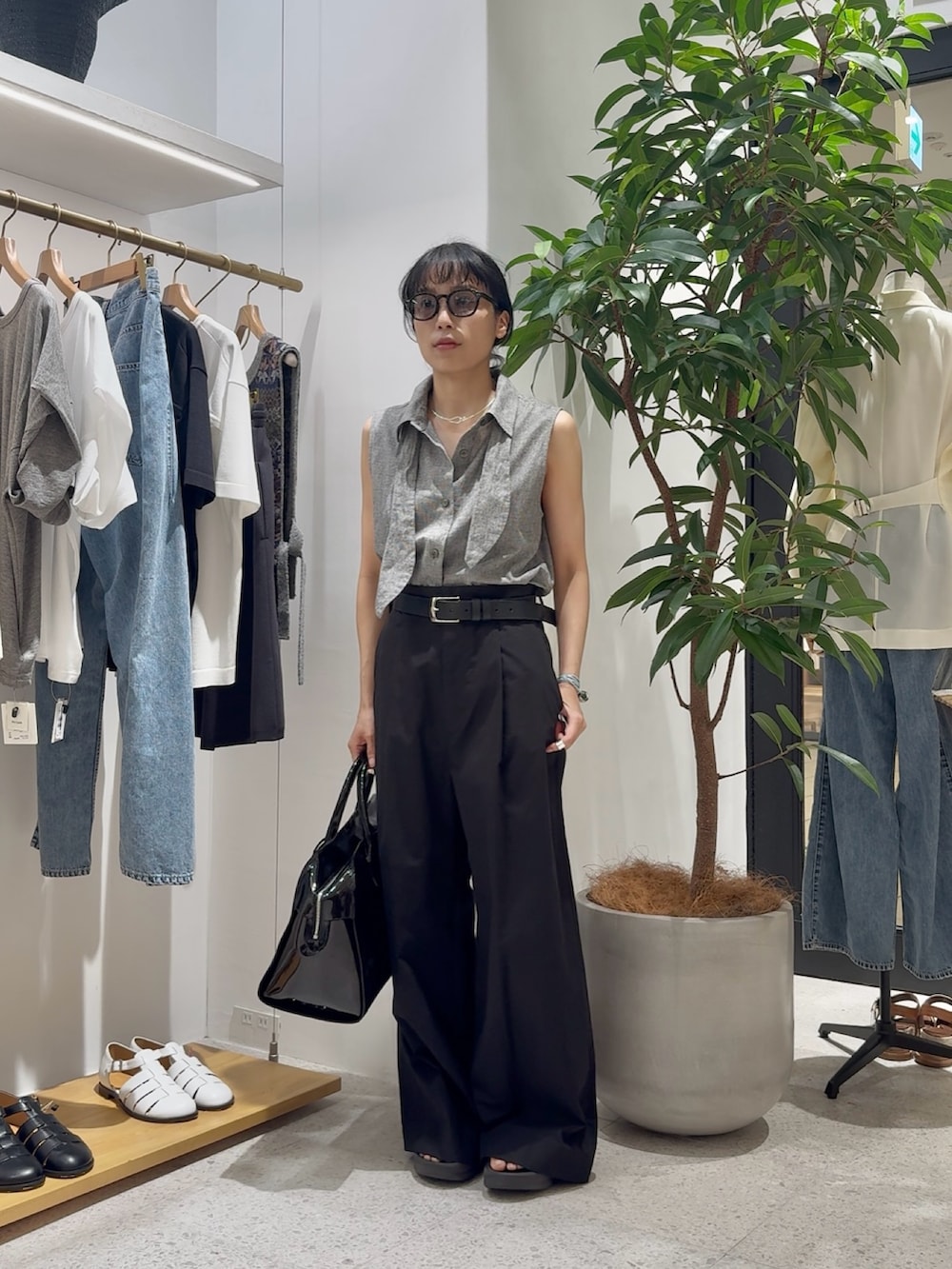 グレー系のシャツ/ブラウス、ブラック系のその他パンツ、ブラック系のボストンバッグを着用したレディースの夏コーディネートの10枚目の写真