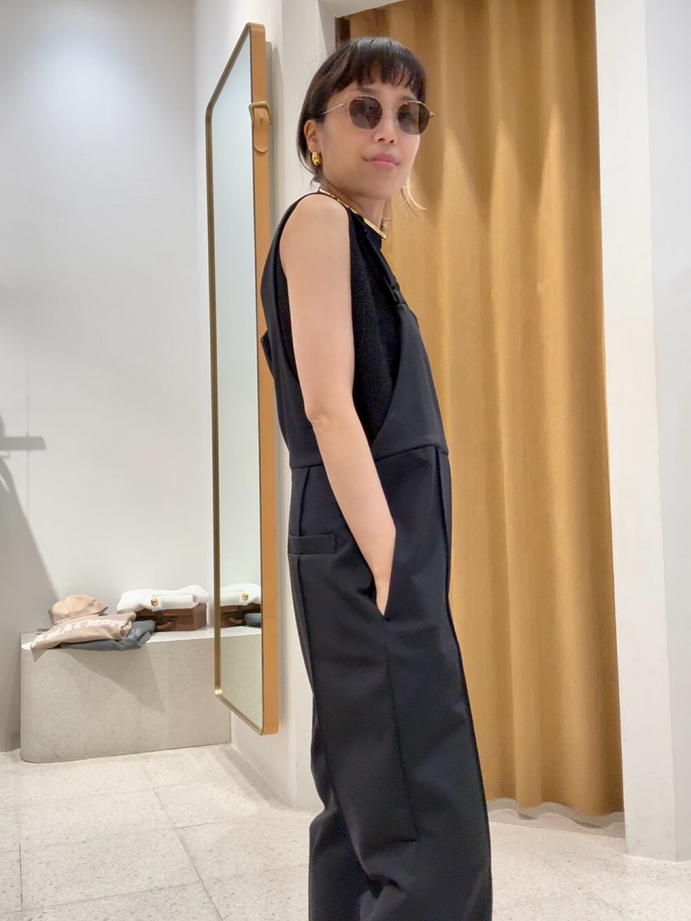 「サングラス、レイヤードスタイル、サンダル、休日スタイル、お出かけコーデ、低身長コーデ、モノトーン、大人コーデ、リラックススタイル、春夏コーデ、厚底サンダル、ニット、ニットコーデ、大人カジュアル、ブラック」｜「Drawing Numbersの【Drawing Numbers】ナイロンポンチオーバーオール（サロペット/オーバーオール、ブラック系）」を使った、ODAKAさん（骨格ナチュラル・レディース・153cm）の春コーディネートの10枚目の写真