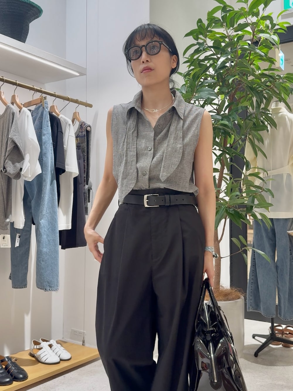 グレー系のシャツ/ブラウス、ブラック系のその他パンツ、ブラック系のボストンバッグを着用したレディースの夏コーディネートの6枚目の写真