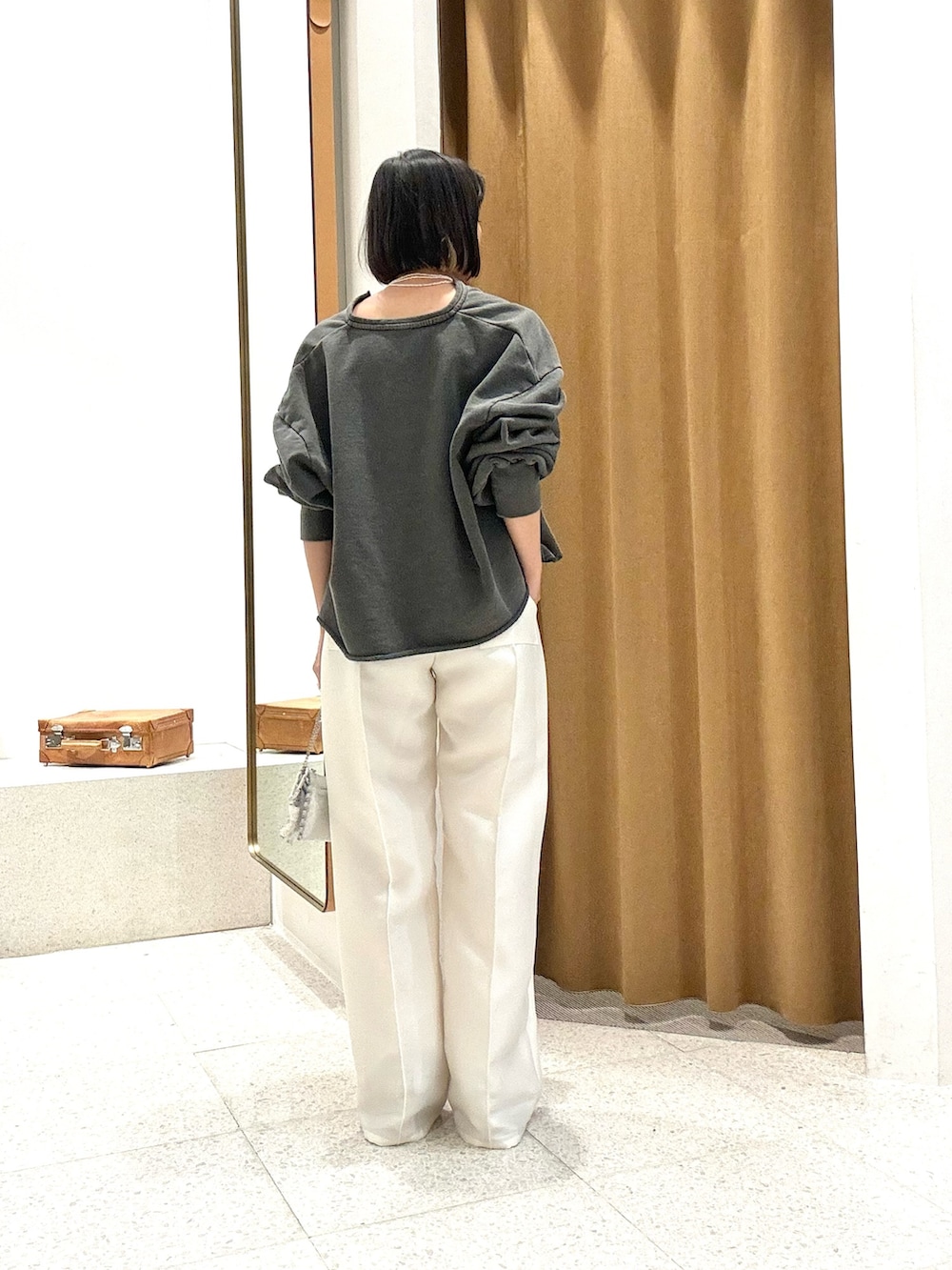 「春コーデ、春めき満開コーデ、おでかけコーデ、オトナカジュアル、シンプルスタイル、大人ファッション、パンツスタイル、大人コーデ、春服コーデ、スウェット、スウェットコーデ、ホワイトパンツ、パンツコーデ、きれいめカジュアル、キレイめカジュアル」｜「Whim GazetteのピグメントスウェットVプルオーバー（スウェット、グレー系）」を使った、ODAKAさん（レディース・153cm）の春コーディネートの3枚目の写真