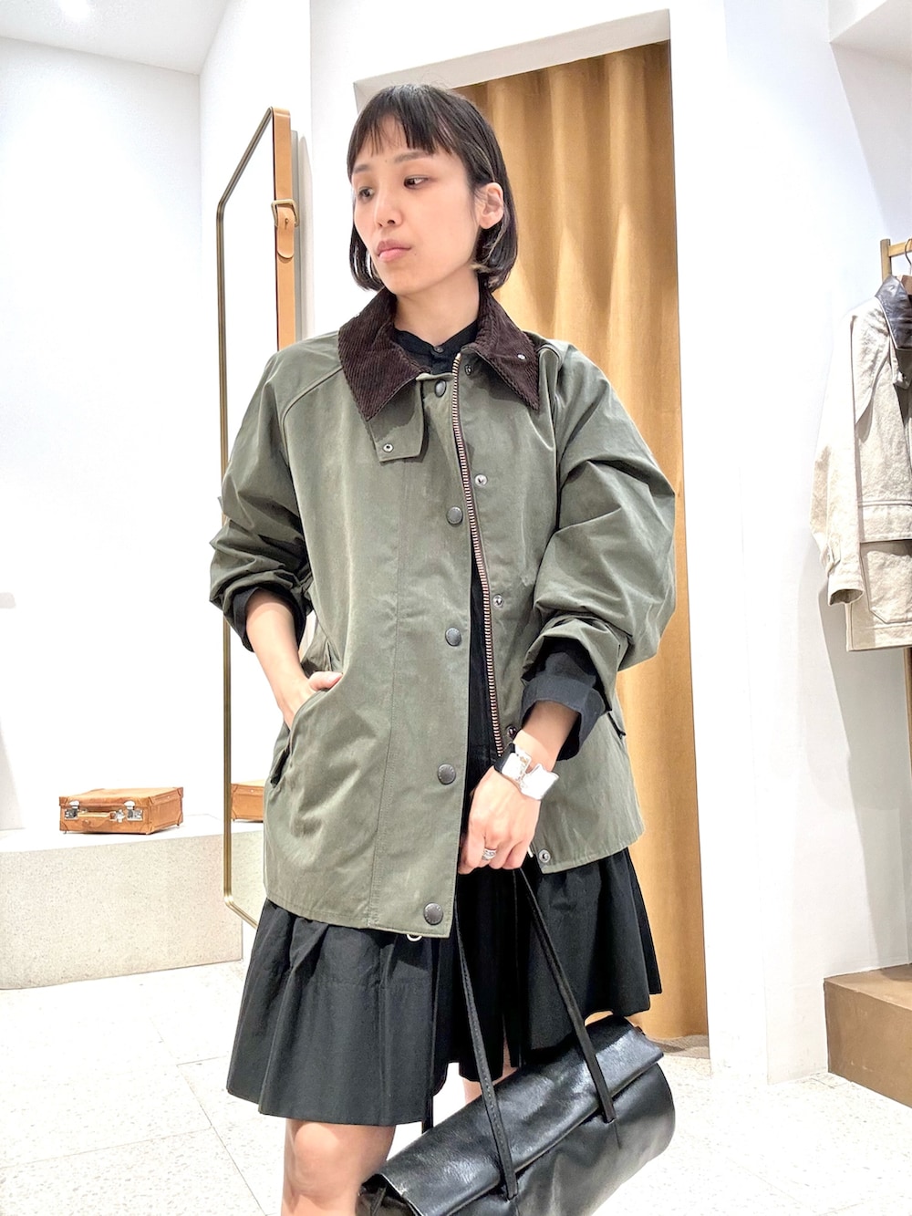 「春服コーデ、シンプルスタイル、低身長女子、アウター、アウターコーデ、ミニワンピ、骨格ナチュラル、ブルベ冬、大人カジュアル、barbour、バブアー、40代ファッション、153cmコーデ、153cm、春アウター」｜「Whim Gazetteの【Hoaw.】横長シリンダーバッグ（ハンドバッグ、ブラック系）」を使った、ODAKAさん（骨格ナチュラル・レディース・153cm）の春コーディネートの4枚目の写真