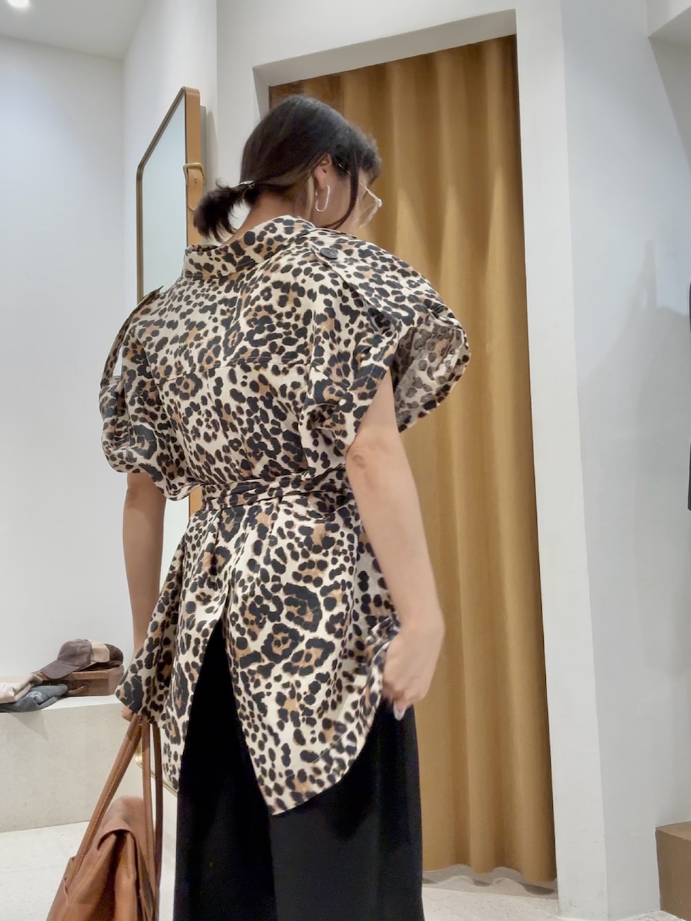 「大人カジュアル、モノトーン、最近のいい感じコーデ、オトナカジュアル、春服コーデ、春服、休日スタイル、ラフコーデ、お出かけコーデ、モノトーンコーデ、きれいめコーディネート、ブラウン、春色、40代ファッション、レオパード」｜「Whim Gazetteの【Hoaw.】ヴィンテージ加工フラップボストンバッグ（ボストンバッグ、イエロー系）」を使った、ODAKAさん（骨格ナチュラル・レディース・153cm）の春コーディネートの9枚目の写真