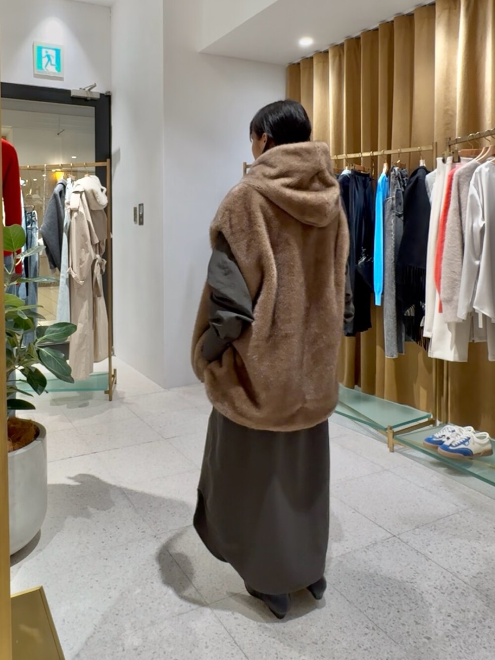 ブラウン系のその他アウター、ブラック系のTシャツ/カットソー、グレー系のワンピースを着用したレディースの秋コーディネートの5枚目の写真