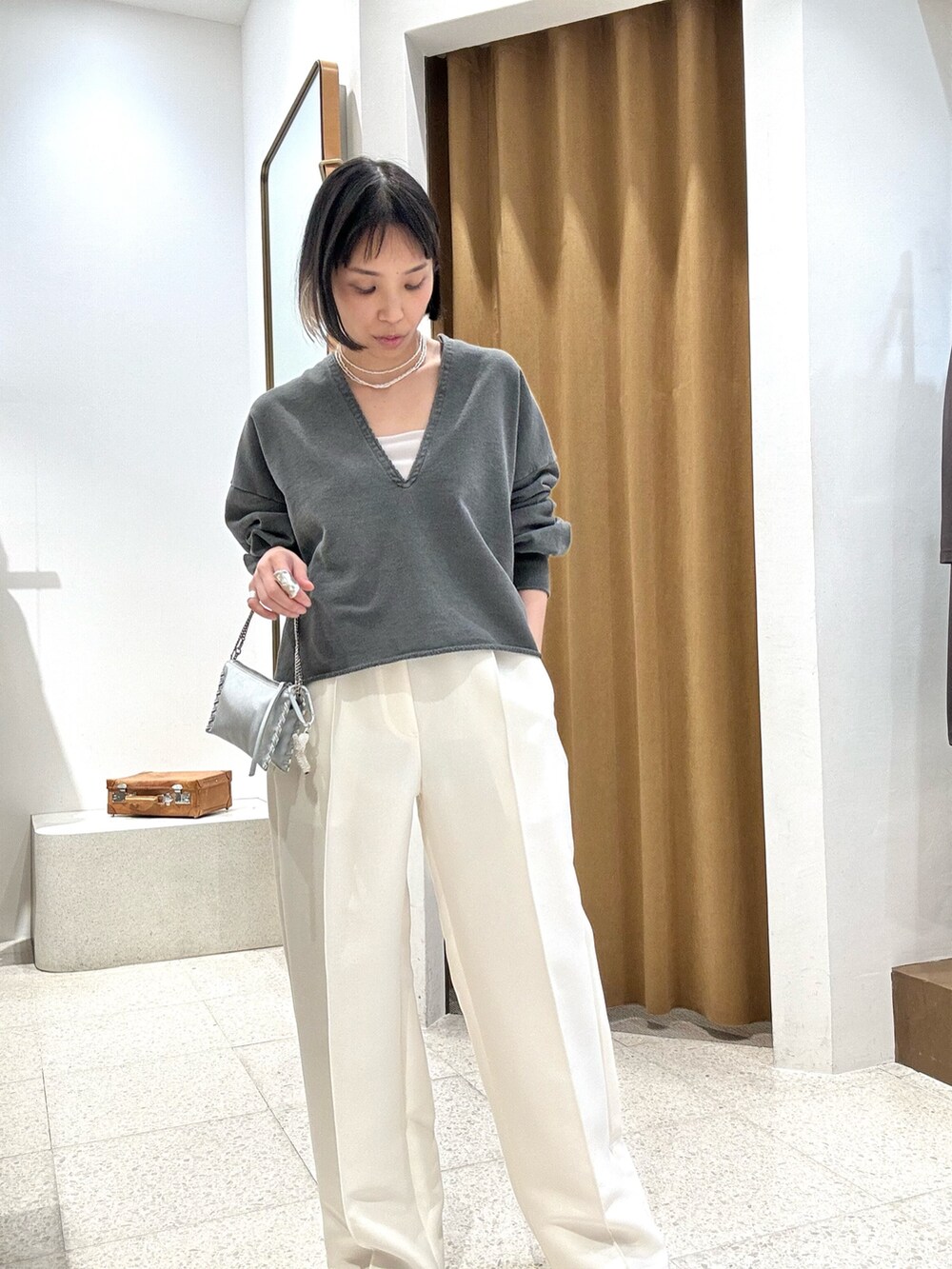 「春コーデ、春めき満開コーデ、おでかけコーデ、オトナカジュアル、シンプルスタイル、大人ファッション、パンツスタイル、大人コーデ、春服コーデ、スウェット、スウェットコーデ、ホワイトパンツ、パンツコーデ、きれいめカジュアル、キレイめカジュアル」｜「Whim GazetteのピグメントスウェットVプルオーバー（スウェット、グレー系）」を使った、ODAKAさん（レディース・153cm）の春コーディネートの5枚目の写真