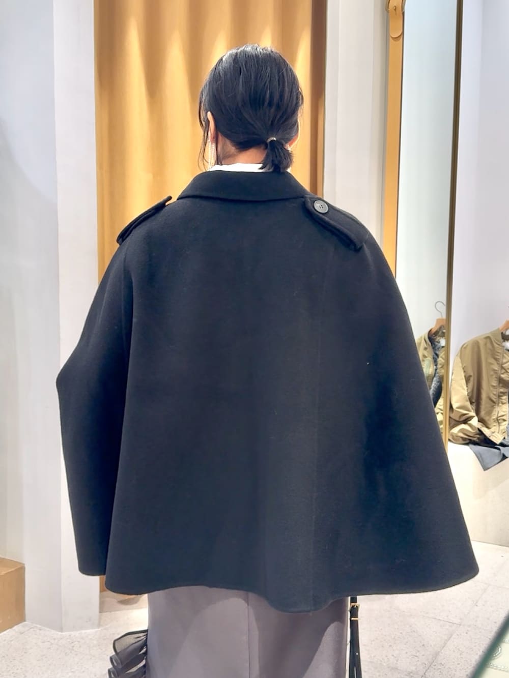 ブラック系のブーツ、ブラック系のショルダーバッグ、グレー系のワンピースを着用したレディースの秋コーディネートの10枚目の写真