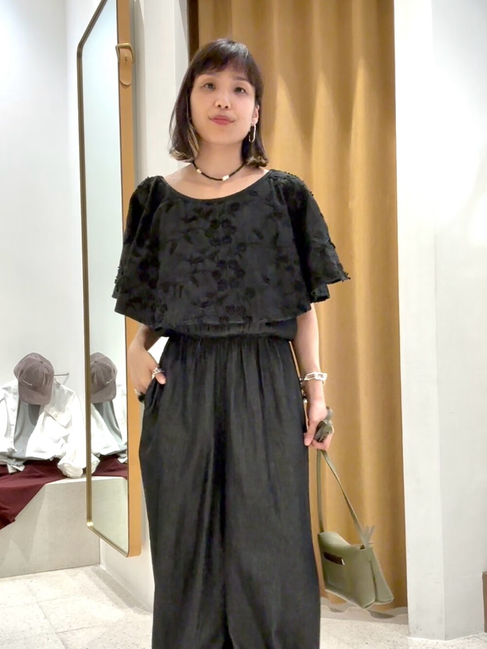 「モノトーン、お出かけコーデ、低身長コーデ、デートコーデ、夏服コーデ、大人コーデ、デニム、オールインワン、刺繍、オフショル、オフショルダー、ブラックコーデ、カジュアルガーリー、パンツスタイル、ショルダーバッグ」｜「Whim Gazetteのエンブロイダリージャンプスーツ（つなぎ/オールインワン、ブラック系）」を使った、ODAKAさん（レディース・153cm）の春コーディネートの9枚目の写真