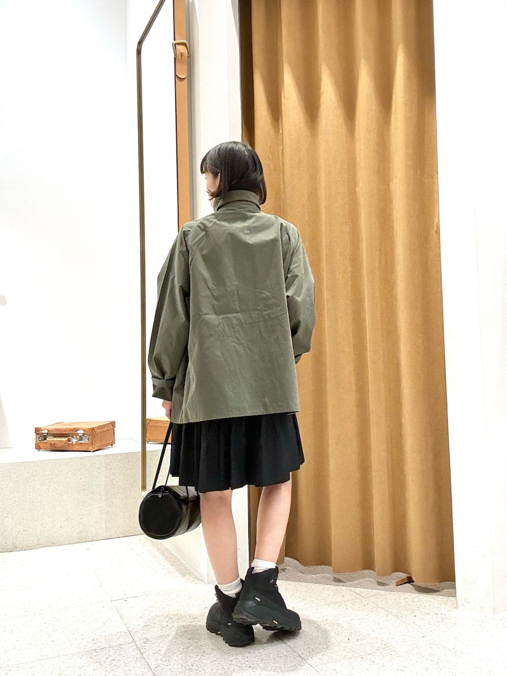 「春服コーデ、シンプルスタイル、低身長女子、アウター、アウターコーデ、ミニワンピ、骨格ナチュラル、ブルベ冬、大人カジュアル、barbour、バブアー、40代ファッション、153cmコーデ、153cm、春アウター」｜「Whim Gazetteの【Hoaw.】横長シリンダーバッグ（ハンドバッグ、ブラック系）」を使った、ODAKAさん（骨格ナチュラル・レディース・153cm）の春コーディネートの8枚目の写真