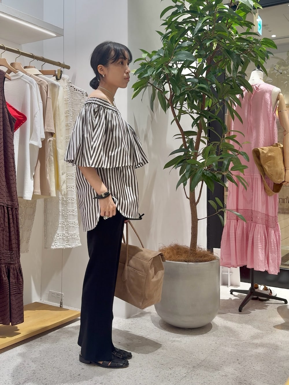 ブラウン系のシャツ/ブラウス、ブラウン系のボストンバッグ、ブラック系のその他パンツを着用したレディースの夏コーディネートの4枚目の写真