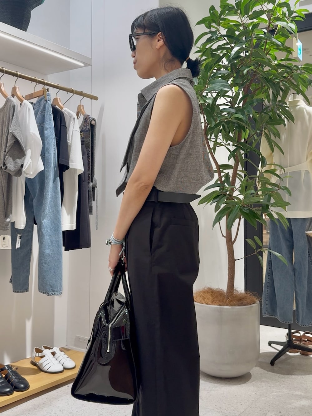 グレー系のシャツ/ブラウス、ブラック系のその他パンツ、ブラック系のボストンバッグを着用したレディースの夏コーディネートの8枚目の写真