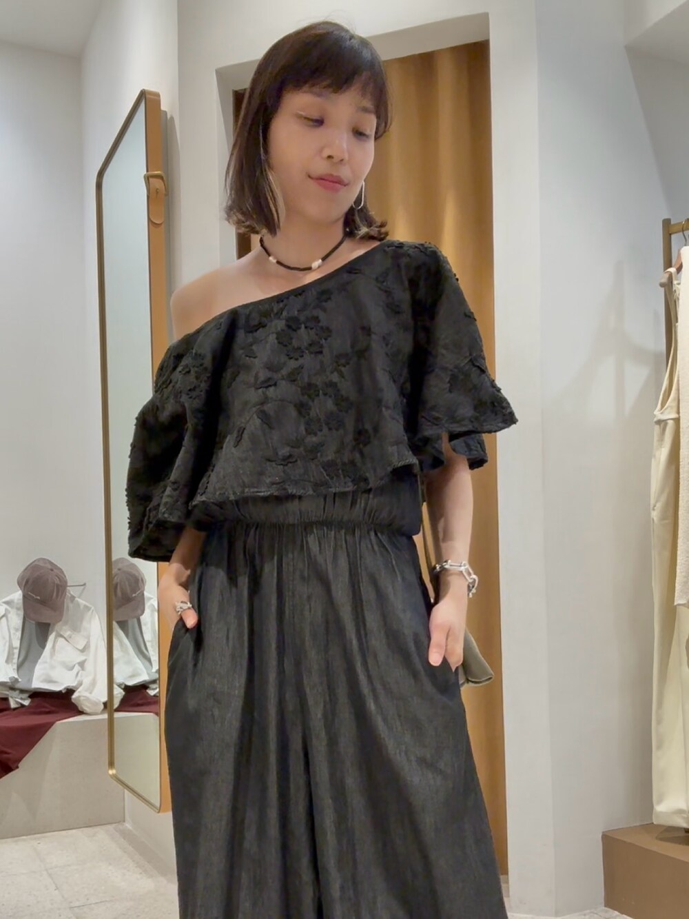 「モノトーン、お出かけコーデ、低身長コーデ、デートコーデ、夏服コーデ、大人コーデ、デニム、オールインワン、刺繍、オフショル、オフショルダー、ブラックコーデ、カジュアルガーリー、パンツスタイル、ショルダーバッグ」｜「Whim Gazetteのエンブロイダリージャンプスーツ（つなぎ/オールインワン、ブラック系）」を使った、ODAKAさん（レディース・153cm）の春コーディネートの10枚目の写真