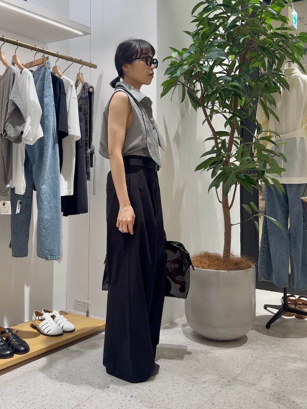 グレー系のシャツ/ブラウス、ブラック系のその他パンツ、ブラック系のボストンバッグを着用したレディースの夏コーディネートの2枚目の写真