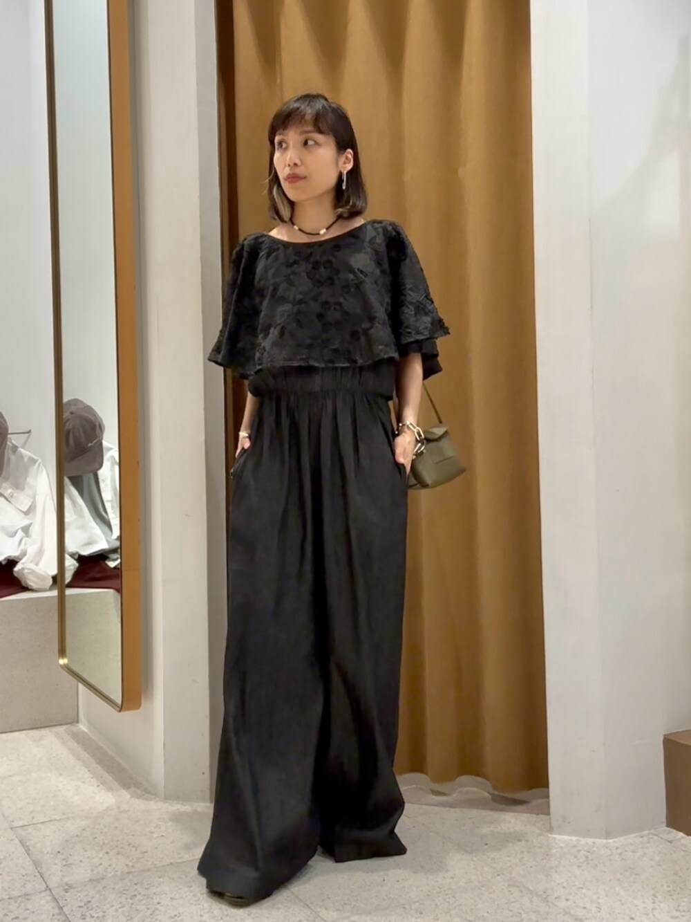 「モノトーン、お出かけコーデ、低身長コーデ、デートコーデ、夏服コーデ、大人コーデ、デニム、オールインワン、刺繍、オフショル、オフショルダー、ブラックコーデ、カジュアルガーリー、パンツスタイル、ショルダーバッグ」｜「Whim Gazetteのエンブロイダリージャンプスーツ（つなぎ/オールインワン、ブラック系）」を使った、ODAKAさん（レディース・153cm）の春コーディネートの7枚目の写真