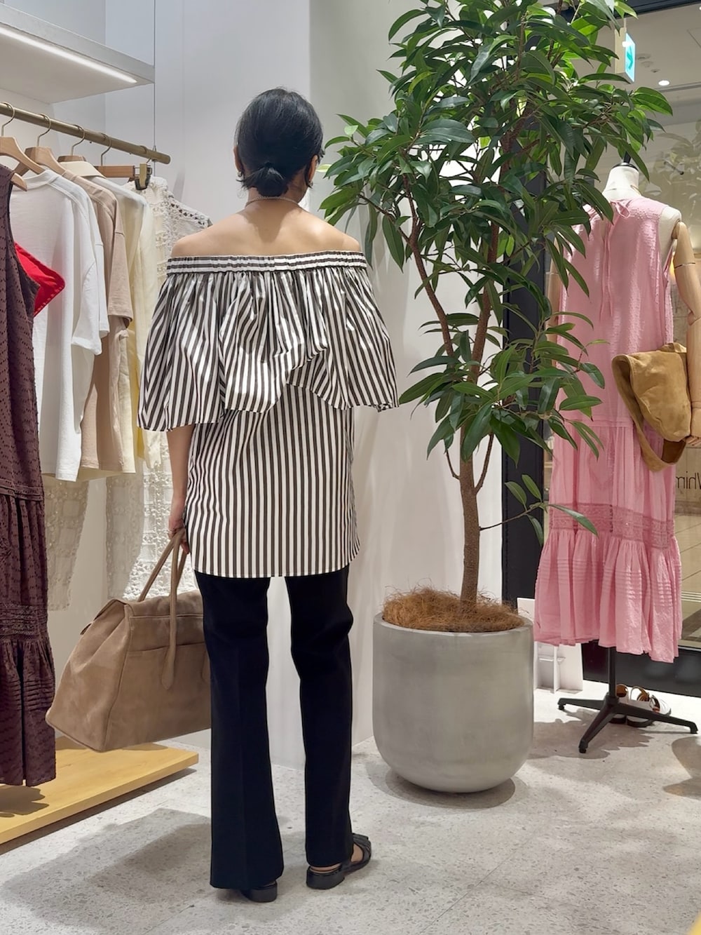 ブラウン系のシャツ/ブラウス、ブラウン系のボストンバッグ、ブラック系のその他パンツを着用したレディースの夏コーディネートの3枚目の写真