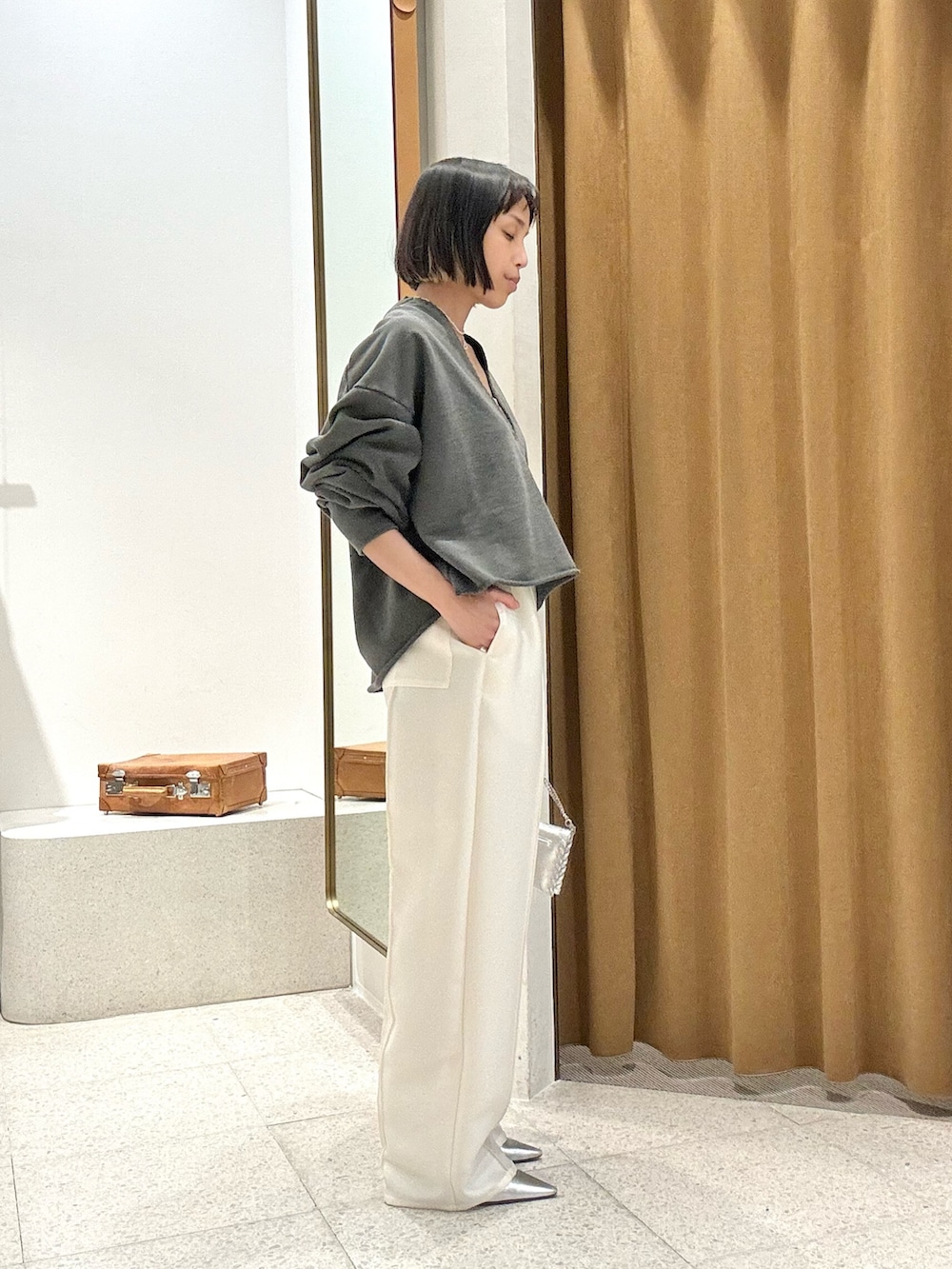 「春コーデ、春めき満開コーデ、おでかけコーデ、オトナカジュアル、シンプルスタイル、大人ファッション、パンツスタイル、大人コーデ、春服コーデ、スウェット、スウェットコーデ、ホワイトパンツ、パンツコーデ、きれいめカジュアル、キレイめカジュアル」｜「Whim GazetteのピグメントスウェットVプルオーバー（スウェット、グレー系）」を使った、ODAKAさん（レディース・153cm）の春コーディネートの2枚目の写真
