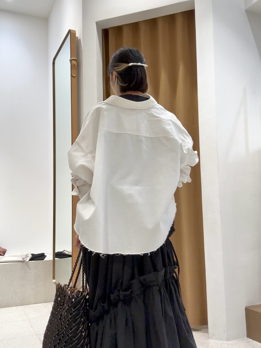 ホワイト系のシャツ/ブラウス、シルバー系のバレッタ/ヘアクリップ、ブラック系のブレスレットを着用したレディースの春コーディネートの7枚目の写真