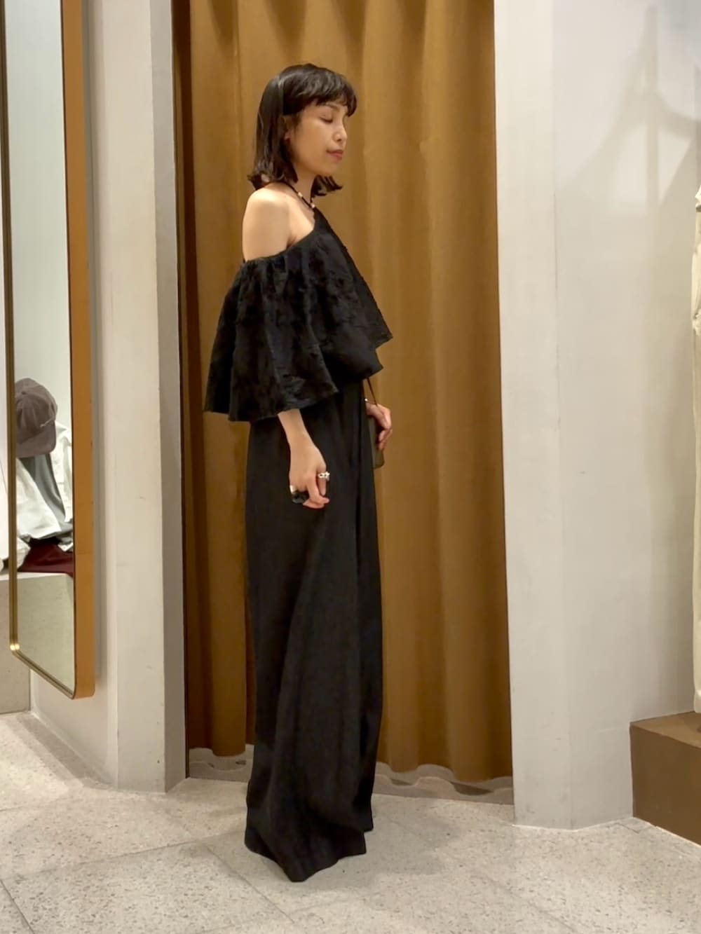 「モノトーン、お出かけコーデ、低身長コーデ、デートコーデ、夏服コーデ、大人コーデ、デニム、オールインワン、刺繍、オフショル、オフショルダー、ブラックコーデ、カジュアルガーリー、パンツスタイル、ショルダーバッグ」｜「Whim Gazetteのエンブロイダリージャンプスーツ（つなぎ/オールインワン、ブラック系）」を使った、ODAKAさん（レディース・153cm）の春コーディネートの2枚目の写真