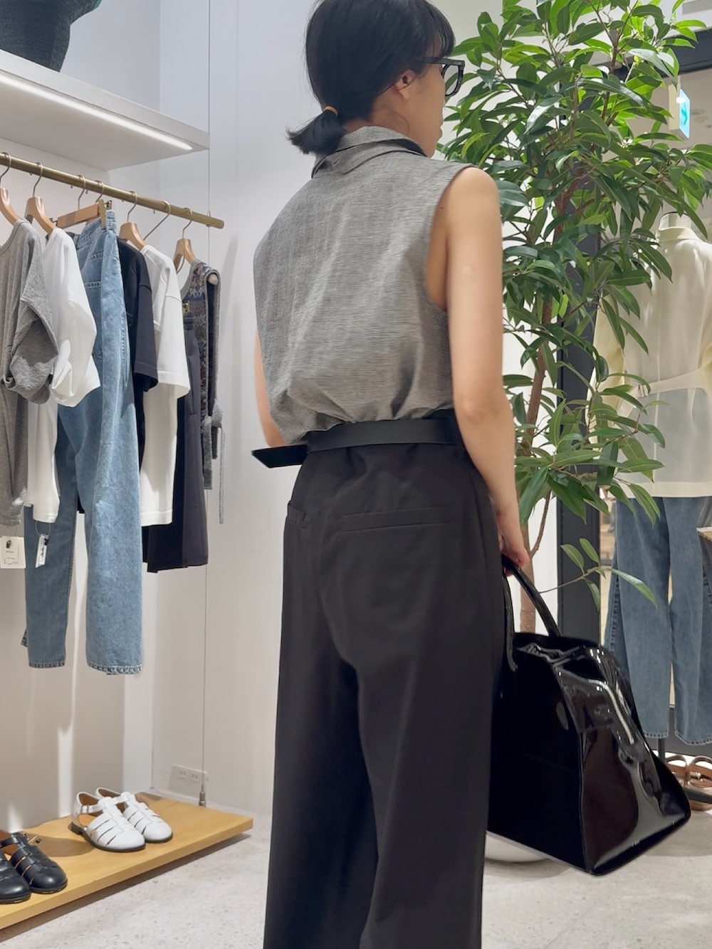 グレー系のシャツ/ブラウス、ブラック系のその他パンツ、ブラック系のボストンバッグを着用したレディースの夏コーディネートの9枚目の写真