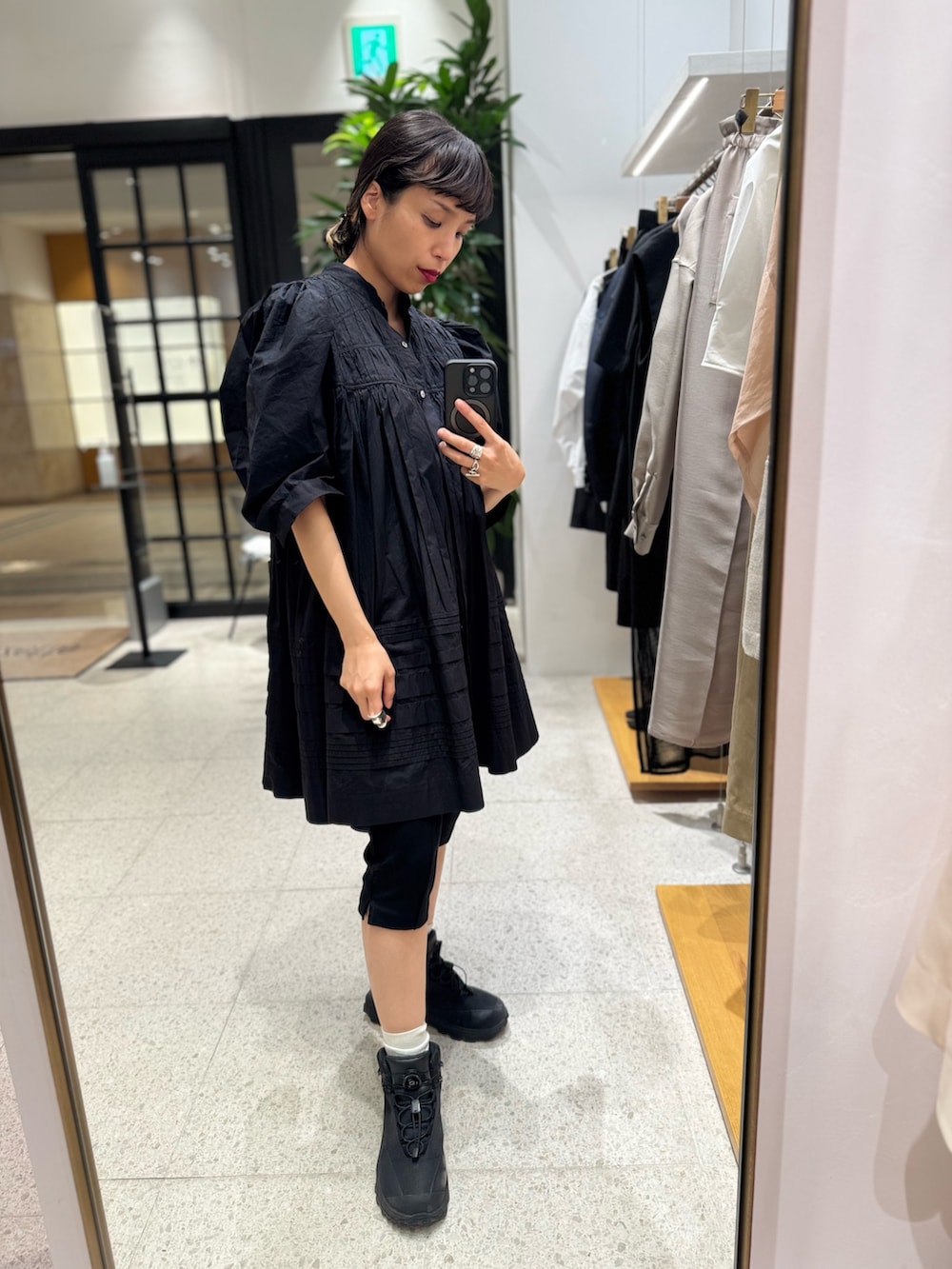 ブラック系のワンピース、ブラック系のその他パンツを着用したレディースの春コーディネートの2枚目の写真