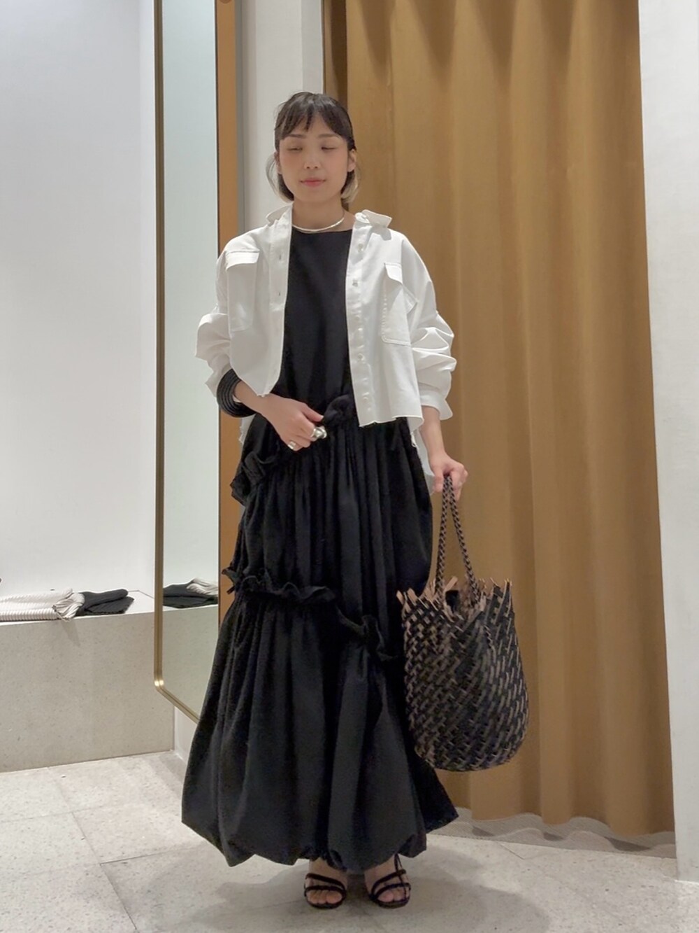ホワイト系のシャツ/ブラウス、シルバー系のバレッタ/ヘアクリップ、ブラック系のブレスレットを着用したレディースの春コーディネートの4枚目の写真