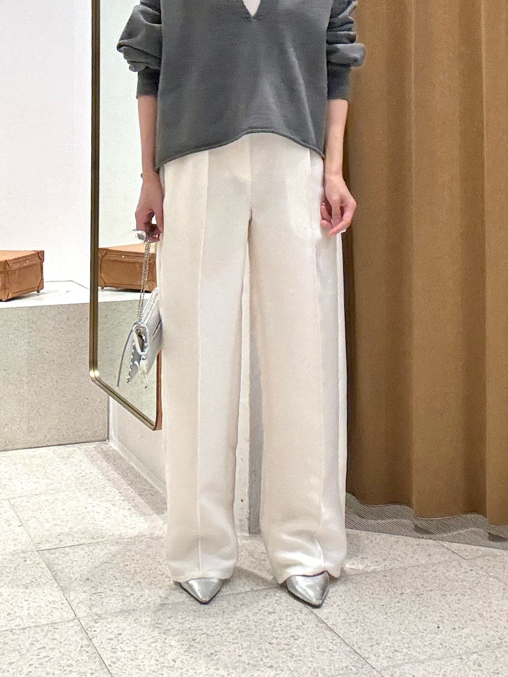 「春コーデ、春めき満開コーデ、おでかけコーデ、オトナカジュアル、シンプルスタイル、大人ファッション、パンツスタイル、大人コーデ、春服コーデ、スウェット、スウェットコーデ、ホワイトパンツ、パンツコーデ、きれいめカジュアル、キレイめカジュアル」｜「Whim GazetteのピグメントスウェットVプルオーバー（スウェット、グレー系）」を使った、ODAKAさん（レディース・153cm）の春コーディネートの8枚目の写真