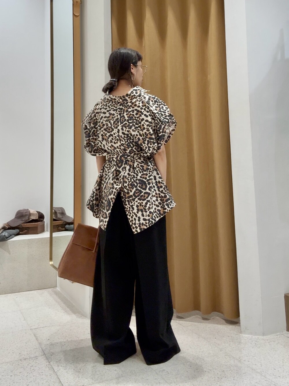 「大人カジュアル、モノトーン、最近のいい感じコーデ、オトナカジュアル、春服コーデ、春服、休日スタイル、ラフコーデ、お出かけコーデ、モノトーンコーデ、きれいめコーディネート、ブラウン、春色、40代ファッション、レオパード」｜「Whim Gazetteの【Hoaw.】ヴィンテージ加工フラップボストンバッグ（ボストンバッグ、イエロー系）」を使った、ODAKAさん（骨格ナチュラル・レディース・153cm）の春コーディネートの3枚目の写真