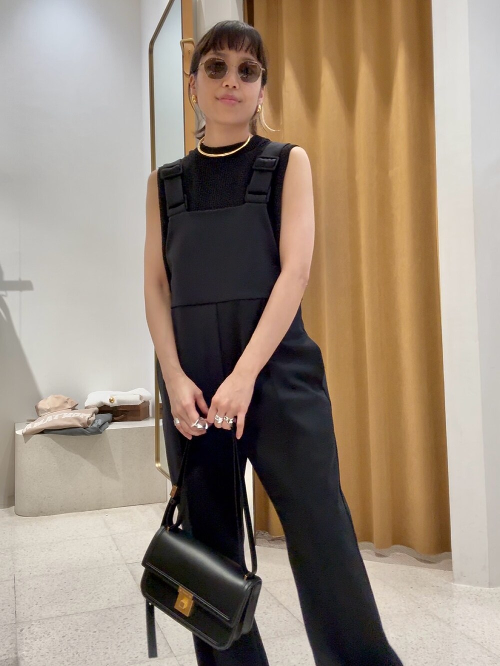 「サングラス、レイヤードスタイル、サンダル、休日スタイル、お出かけコーデ、低身長コーデ、モノトーン、大人コーデ、リラックススタイル、春夏コーデ、厚底サンダル、ニット、ニットコーデ、大人カジュアル、ブラック」｜「Drawing Numbersの【Drawing Numbers】ナイロンポンチオーバーオール（サロペット/オーバーオール、ブラック系）」を使った、ODAKAさん（骨格ナチュラル・レディース・153cm）の春コーディネートの7枚目の写真