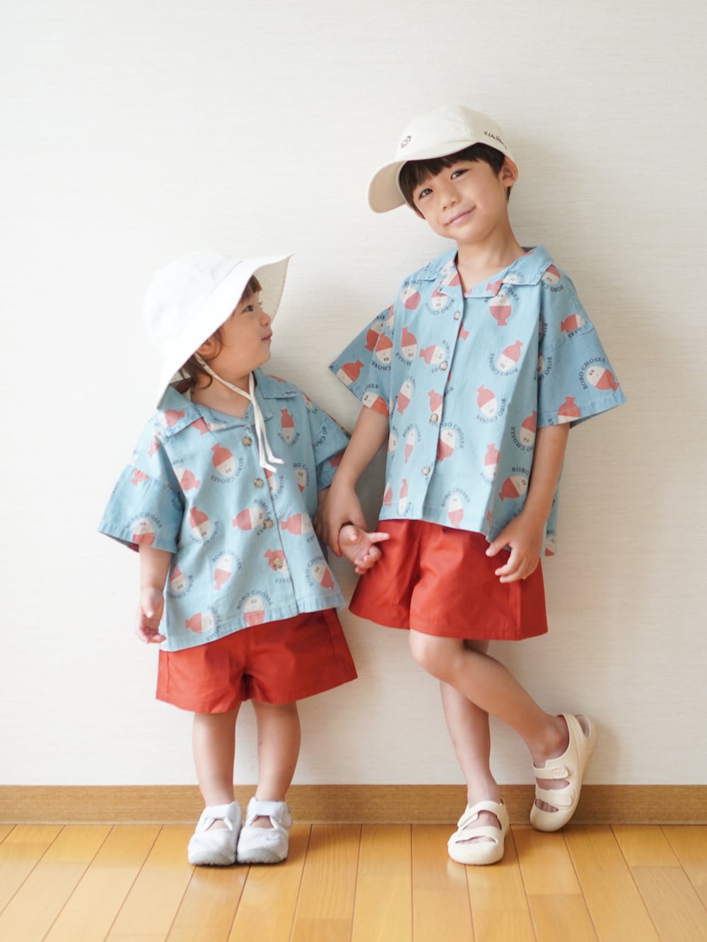 「BOBO CHOSES、bobochoses、GU、GUコーデ、igor、NIKE、兄弟コーディネート、兄弟リンクコーデ、男の子コーデ、夏コーデ、夏ルックで気分アップ、お出かけコーデ、キッズファッション」｜「BOBO CHOSESのMorning Egg all over light denim shirt（シャツ/ブラウス、ブルー系）」を使った、さっくん＆かいくんさん（キッズ・110cm）の夏コーディネートの2枚目の写真