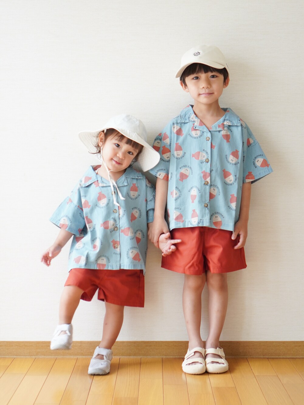 「BOBO CHOSES、bobochoses、GU、GUコーデ、igor、NIKE、兄弟コーディネート、兄弟リンクコーデ、男の子コーデ、夏コーデ、夏ルックで気分アップ、お出かけコーデ、キッズファッション」｜「BOBO CHOSESのMorning Egg all over light denim shirt（シャツ/ブラウス、ブルー系）」を使った、さっくん＆かいくんさん（キッズ・110cm）の夏コーディネートの5枚目の写真