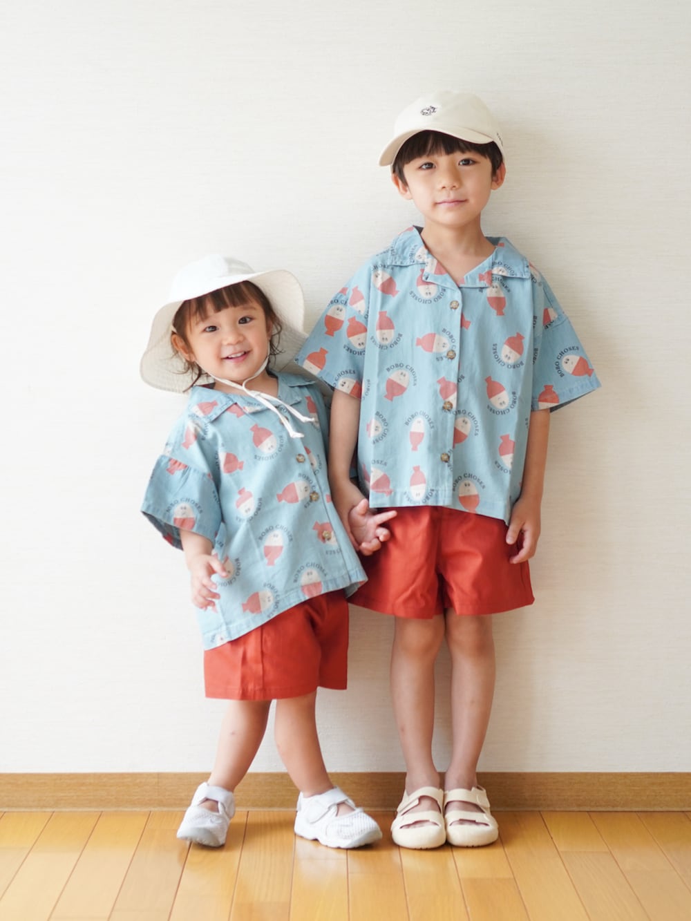 「BOBO CHOSES、bobochoses、GU、GUコーデ、igor、NIKE、兄弟コーディネート、兄弟リンクコーデ、男の子コーデ、夏コーデ、夏ルックで気分アップ、お出かけコーデ、キッズファッション」｜「BOBO CHOSESのMorning Egg all over light denim shirt（シャツ/ブラウス、ブルー系）」を使った、さっくん＆かいくんさん（キッズ・110cm）の夏コーディネートの3枚目の写真