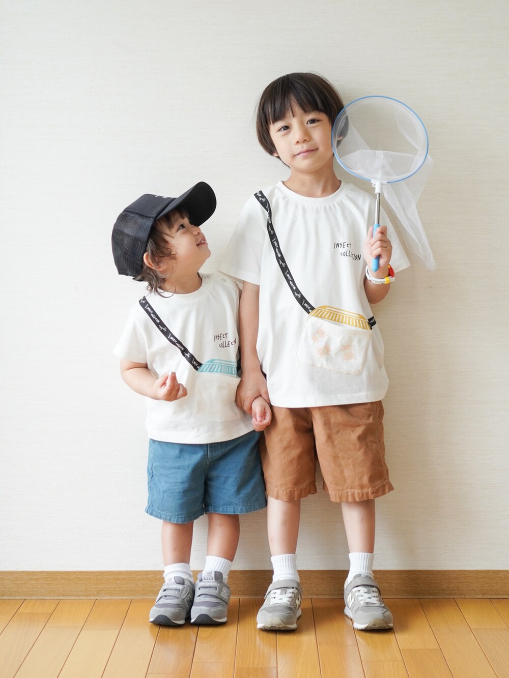 グレー系のスニーカー、ホワイト系のトップス、ホワイト系のトップスを着用したキッズの夏コーディネートの2枚目の写真