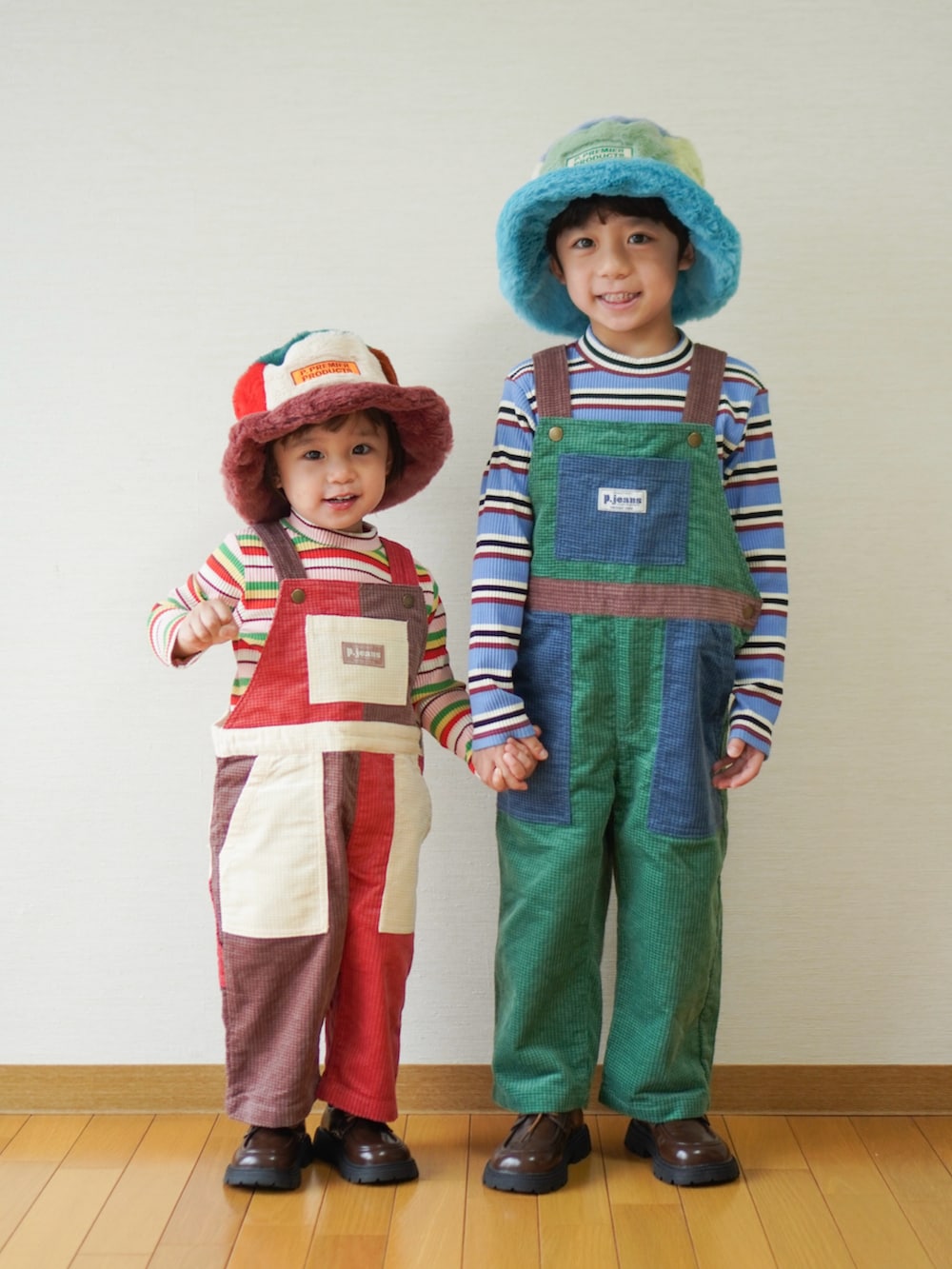 その他のTシャツ/カットソー、ブルー系のTシャツ/カットソー、グリーン系のサロペット/オーバーオールを着用したキッズの秋コーディネートの2枚目の写真