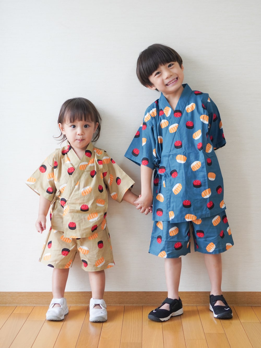 「nicohrat、ニコフラート、NIKE、リトルリフト、兄弟リンク、兄弟リンクコーデ、兄弟コーディネート、男の子コーデ、おでかけコーデ、夏祭りコーデ、むすこふく、甚平、浴衣、夏コーデ、夏ルックで気分アップ」｜「NIKEのナイキ エア リフト プリスクール＆キッズシューズ / Nike Rift Little /Big Kids' Shoes  322359-014 Black（スニーカー、ブラック系）」を使った、さっくん＆かいくんさん（キッズ・110cm）の夏コーディネートの4枚目の写真