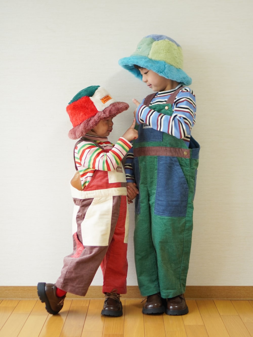 その他のTシャツ/カットソー、ブルー系のTシャツ/カットソー、グリーン系のサロペット/オーバーオールを着用したキッズの秋コーディネートの5枚目の写真