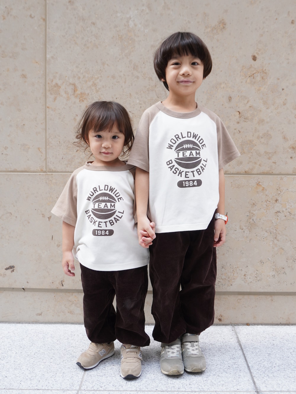 ベージュ系のスニーカー、ベージュ系のTシャツ/カットソー、ベージュ系のTシャツ/カットソーを着用したキッズの秋コーディネートの2枚目の写真